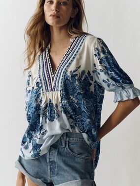 Anthro Bl^nk Embroidered V-Neck Floral Tunic in Blue/White Short Sleeve MED NWT